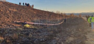 Un bătrân care a vrut să stingă un incendiu de vegetație a murit ars de viu