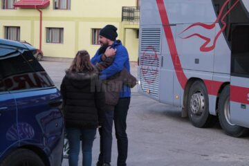 Încălțăminte nouă, pe alese, cadoul oferit de Moș Nicolae copiilor sărmani de la Așezământul „Sf. Ierarh Leontie” Rădăuți