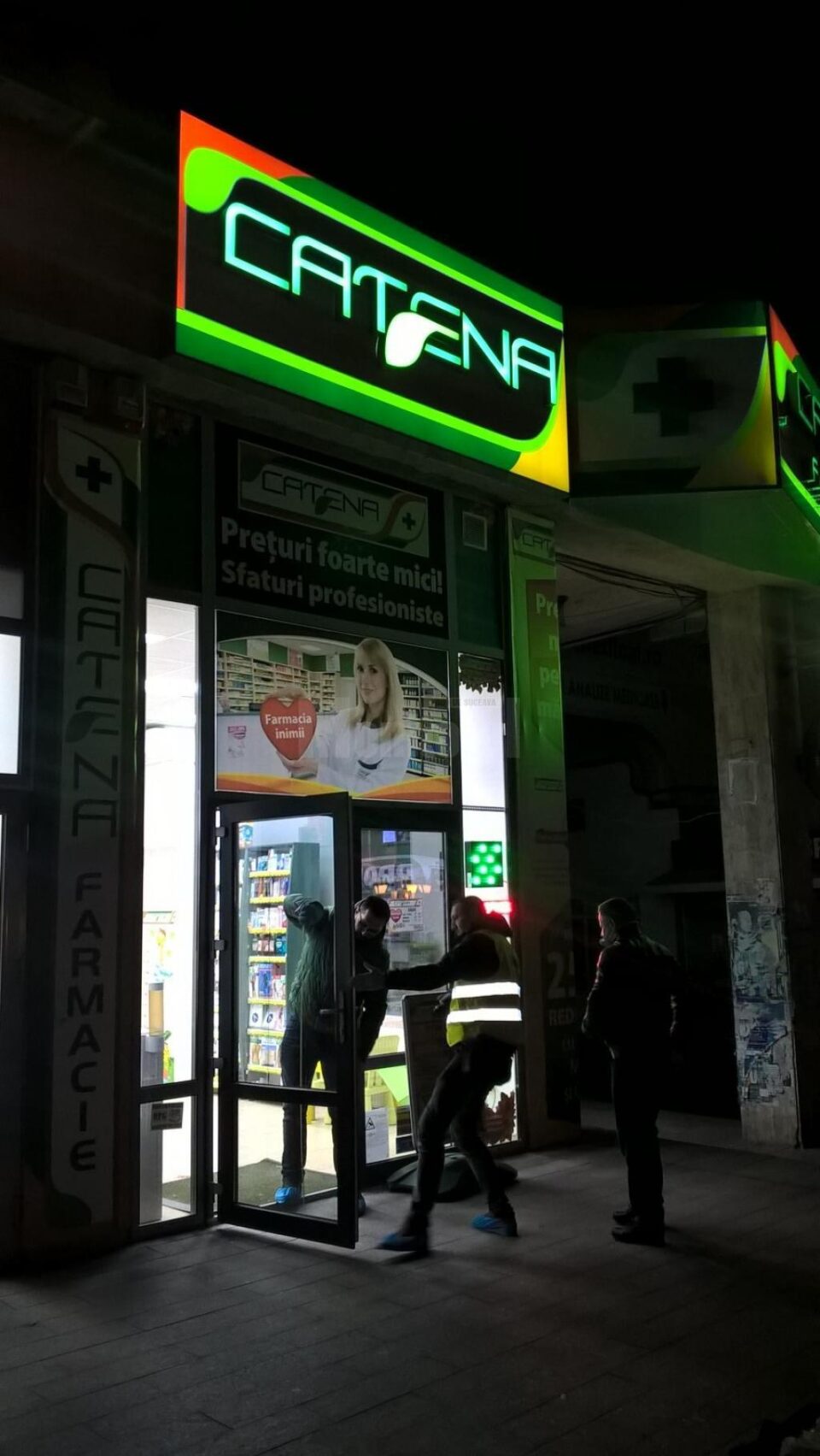 Criminaliști ai poliției au prelevat probe, în special de pe ușa de la intrare