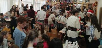 Elevii Școlii Nr. 1 Suceava au adunat peste 10.000 de lei la Târgul caritabil de Crăciun