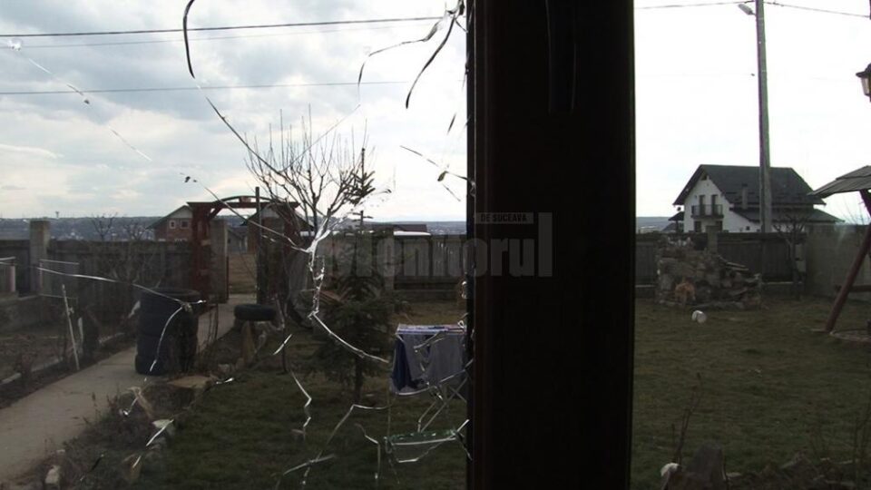 Pietrele aruncate de cei patru au spart geamurile de termopan și au pătruns în interiorul casei