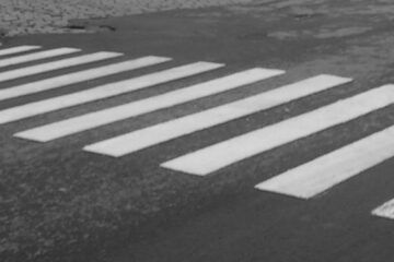 Femeie care traversa pe culoarea verde a semaforului, accidentată de un autotren condus de un șofer turc