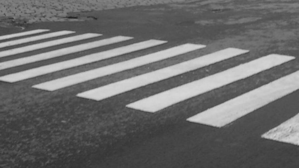 Femeie care traversa pe culoarea verde a semaforului, accidentată de un autotren condus de un șofer turc