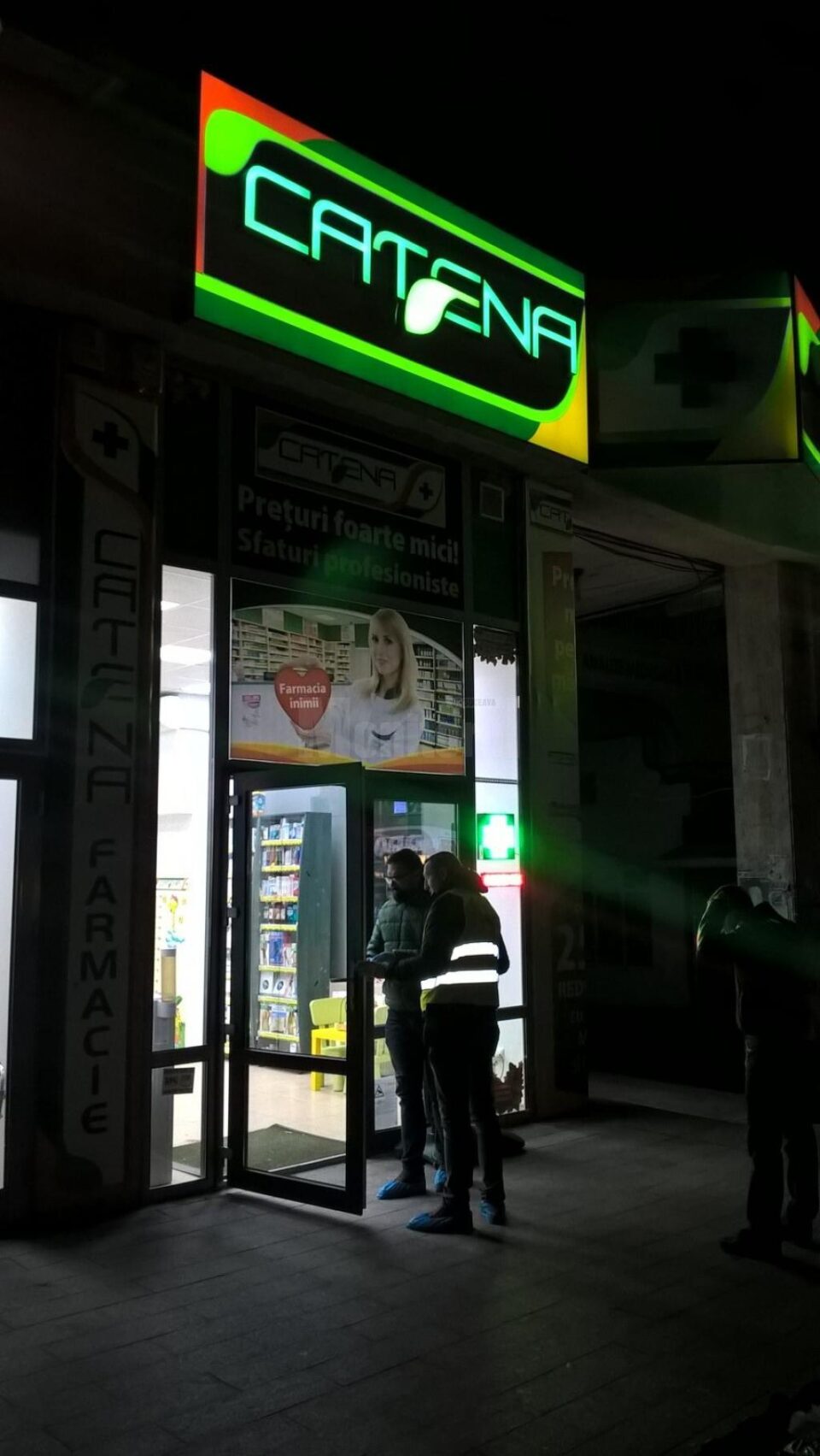 Criminaliști ai poliției au prelevat probe, în special de pe ușa de la intrare