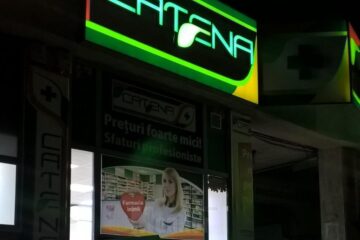 Criminaliști ai poliției au prelevat probe, în special de pe ușa de la intrare