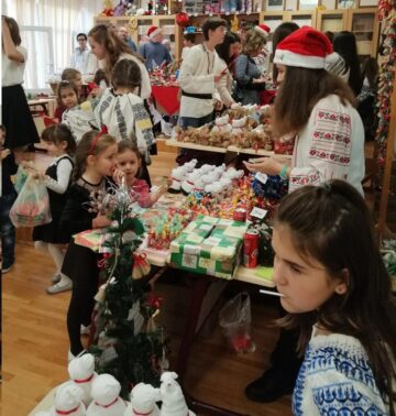 Elevii Școlii Nr. 1 Suceava au adunat peste 10.000 de lei la Târgul caritabil de Crăciun