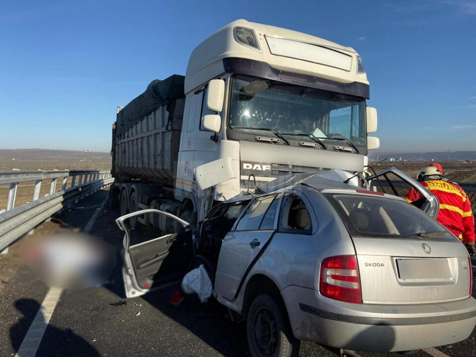 Șoferul vehiculului greu a văzut cum autoturismul vine pe contrasens, fără ca cel de la volan să se mai redreseze