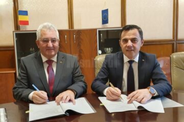 Primarul Ion Lungu împreună cu ministrul Ion Ștefan, la semnarea contractului de finanțare pentru proiectul "Revitalizare Spațiu public urban din municipiul Suceava"