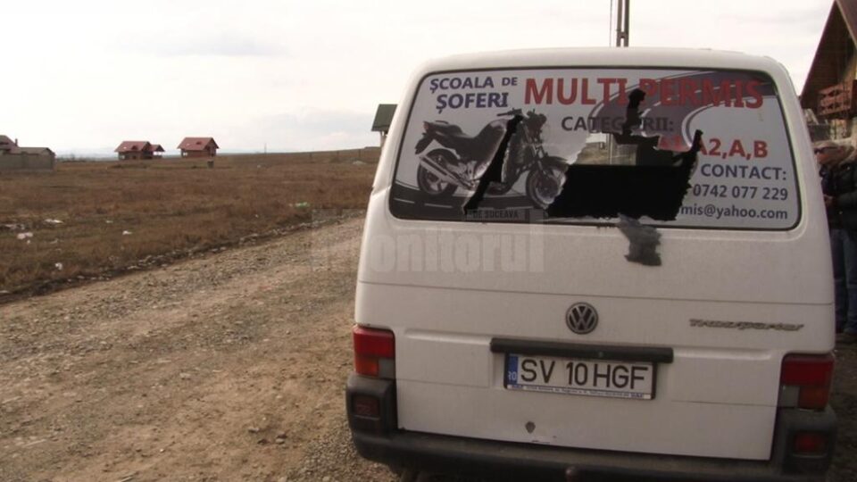 Geamurile mașinii au fost distruse cu un topor și o sapă de către cei patru agresori