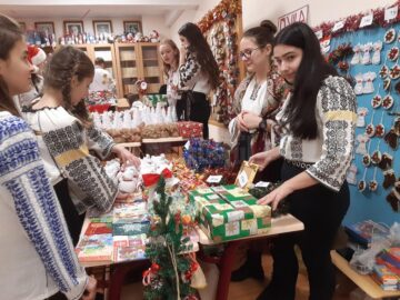 Elevii Școlii Nr. 1 Suceava au adunat peste 10.000 de lei la Târgul caritabil de Crăciun