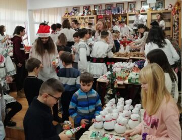 Elevii Școlii Nr. 1 Suceava au adunat peste 10.000 de lei la Târgul caritabil de Crăciun