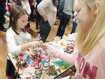 Elevii Școlii Nr. 1 Suceava au adunat peste 10.000 de lei la Târgul caritabil de Crăciun