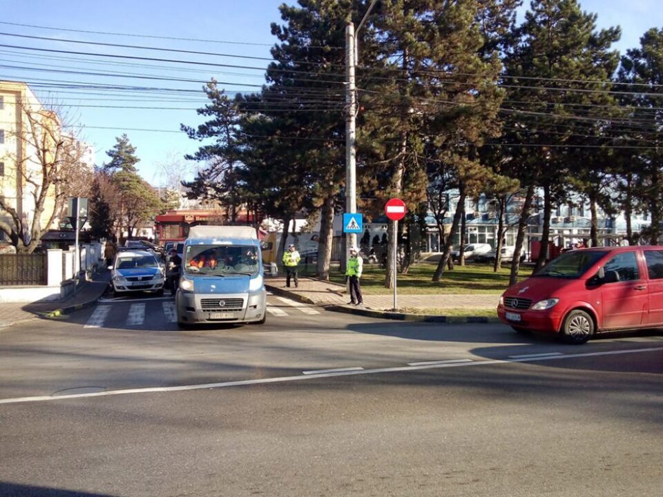 De pe strada Universității este interzis virajul la dreapta spre str. Leca Morariu De pe strada Universității este interzis virajul la dreapta spre str. Leca Morariu