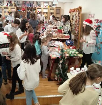 Elevii Școlii Nr. 1 Suceava au adunat peste 10.000 de lei la Târgul caritabil de Crăciun