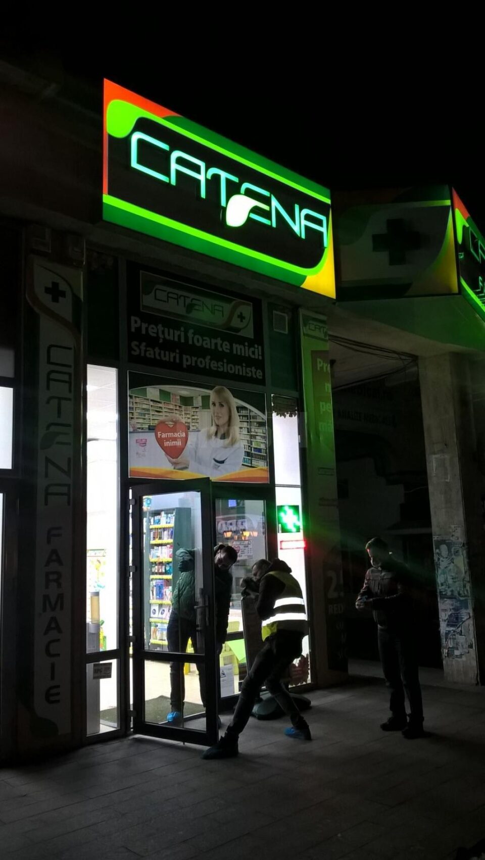 Criminaliști ai poliției au prelevat probe, în special de pe ușa de la intrare