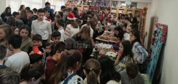 Elevii Școlii Nr. 1 Suceava au adunat peste 10.000 de lei la Târgul caritabil de Crăciun