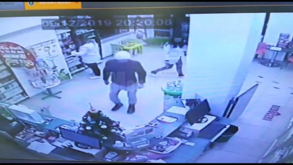 Bărbatul a atacat două farmaciste aflate de serviciu, la Farmacia Catena din centrul Sucevei Bărbatul a atacat două farmaciste aflate de serviciu, la Farmacia Catena din centrul Sucevei