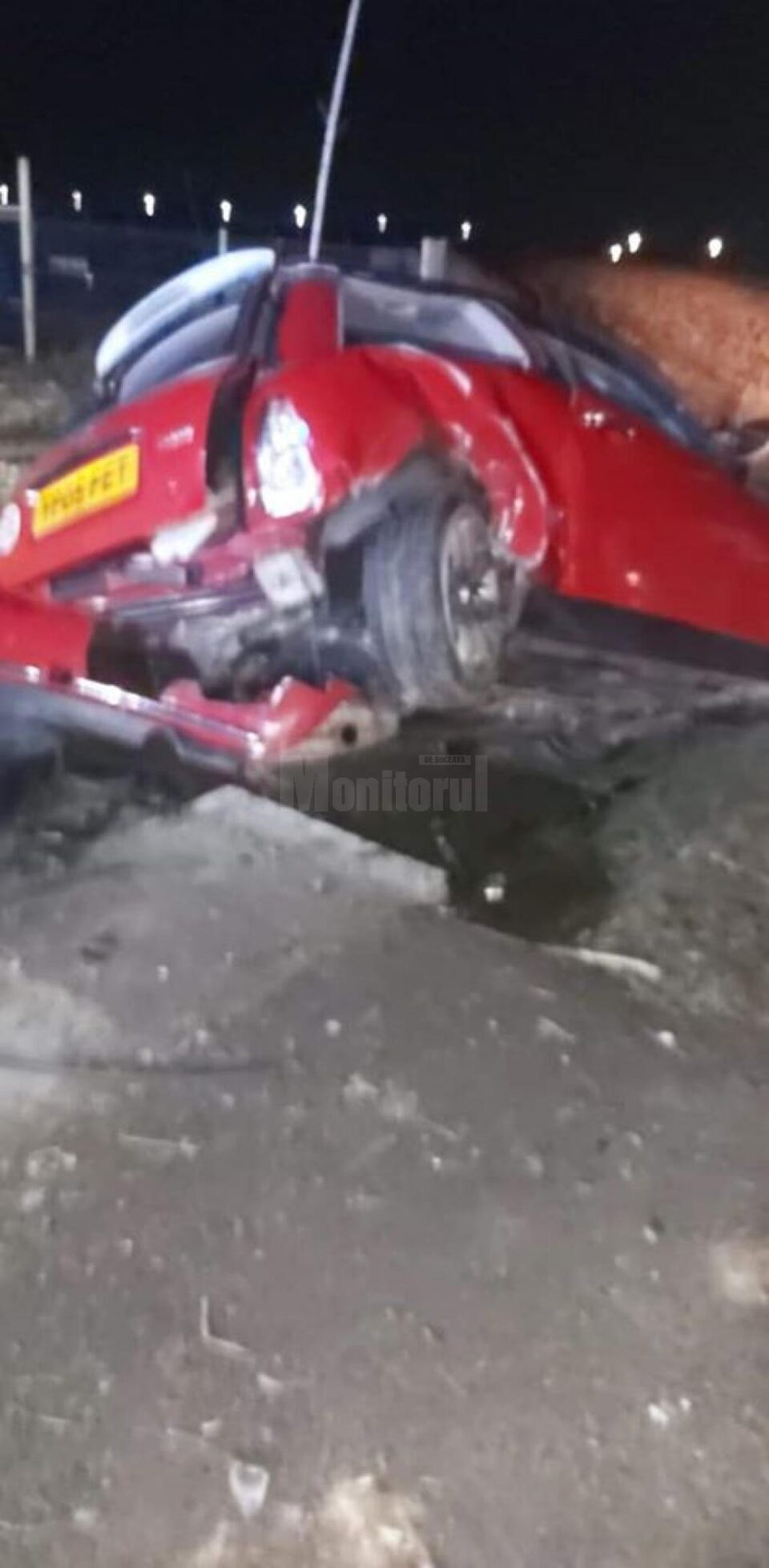 Trei răniți după ce o mașină a derapat, s-a învârtit pe carosabil și a ajuns într-un șanț