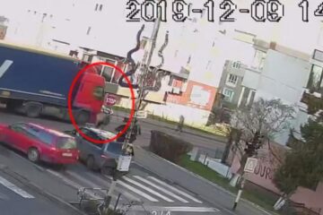 În imagine se vede momentul în care femeia, aflata în dreapta cabinei tirului, este trântită la pământ