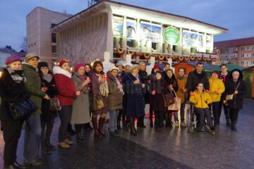 Zeci de lumânări aprinse în centrul Sucevei pentru victimele violenței domestice