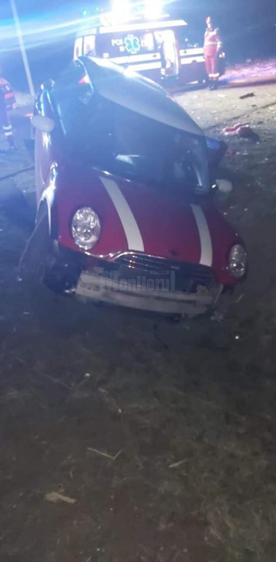Trei răniți după ce o mașină a derapat, s-a învârtit pe carosabil și a ajuns într-un șanț