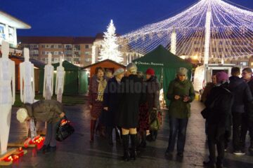 Zeci de lumânări aprinse în centrul Sucevei, pentru comemorarea victimelor violenței domestice