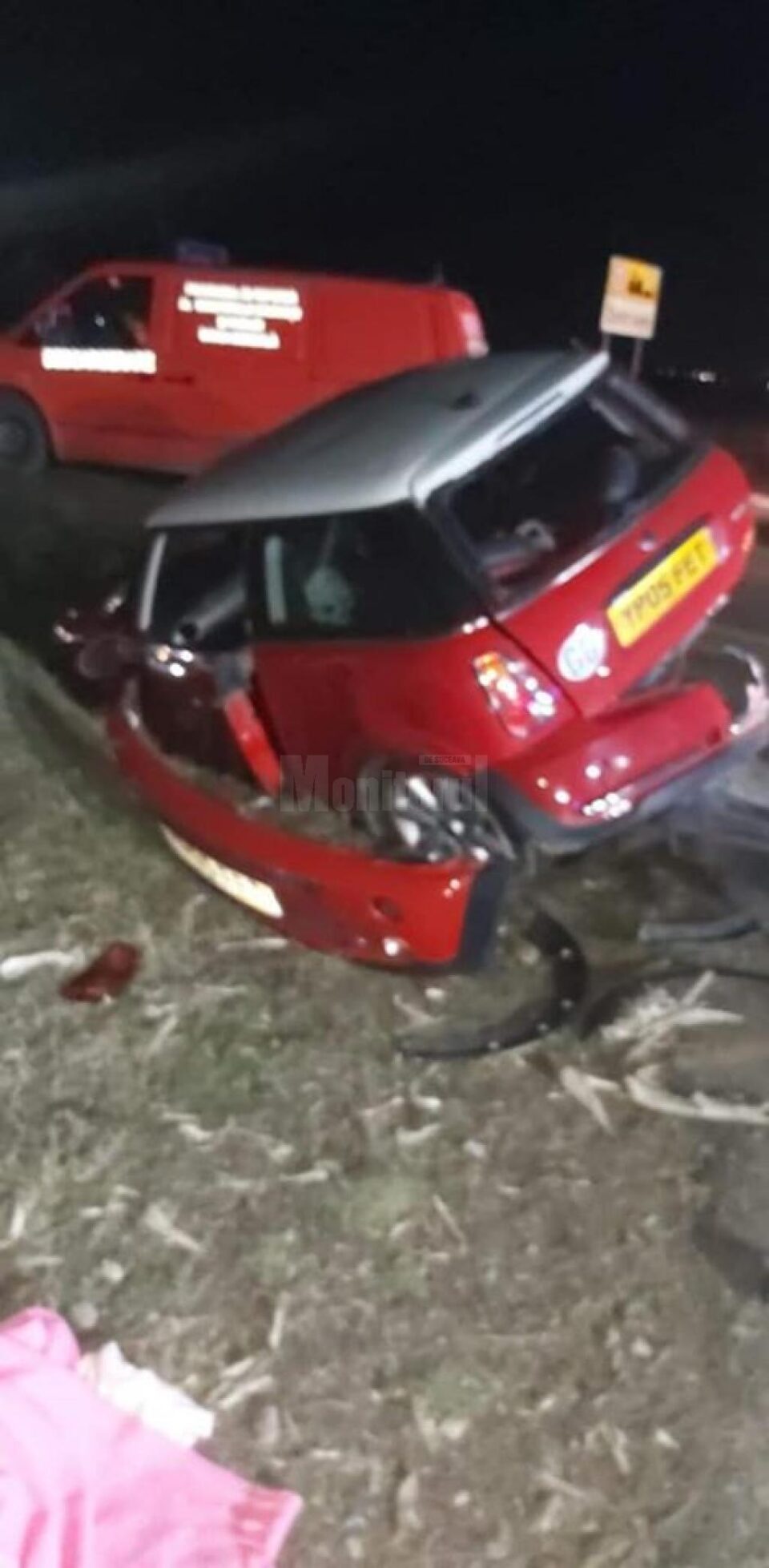 Trei răniți după ce o mașină a derapat, s-a învârtit pe carosabil și a ajuns într-un șanț
