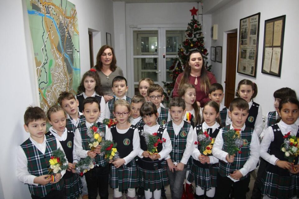 Elevii clasei I de la Școala Primară ”Sf. Ioan cel Nou de la Suceava” au colindat redacția Monitorului de Suceava