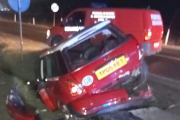 Autoturismul în care se aflau cei patru s-a rotit pe drum și a rămas suspendat pe timpanul unui podeț