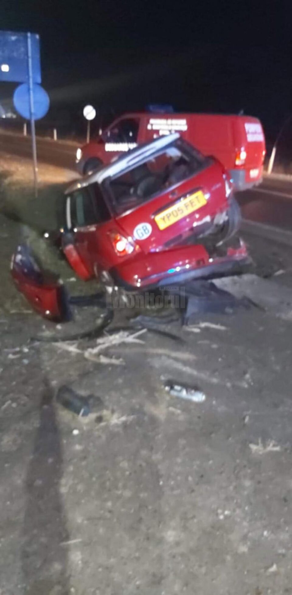 Autoturismul în care se aflau cei patru s-a rotit pe drum și a rămas suspendat pe timpanul unui podeț Autoturismul în care se aflau cei patru s-a rotit pe drum și a rămas suspendat pe timpanul unui podeț