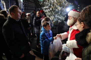 3.000 de cadouri au fost împărțite copiilor, miercuri, în centrul Sucevei