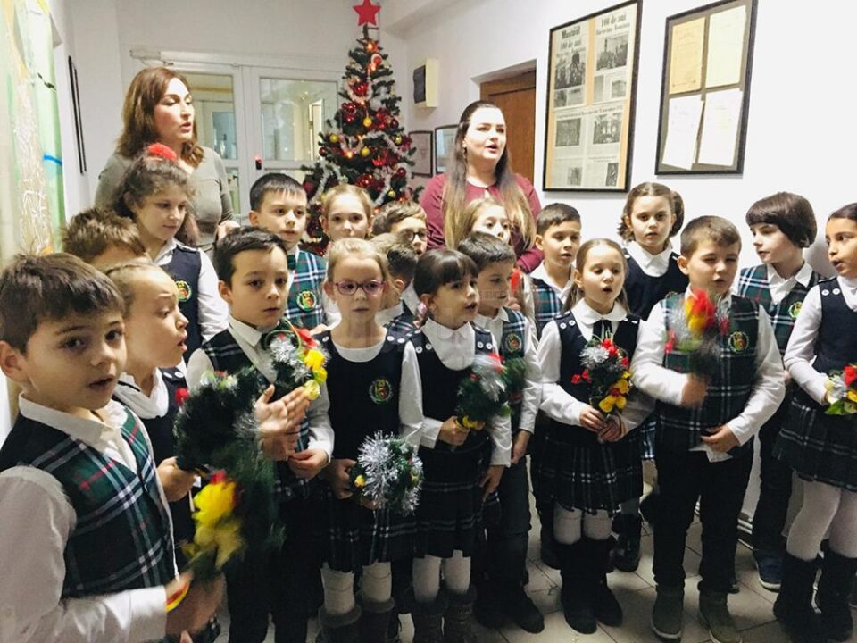 Elevii clasei I de la Școala Primară ”Sf. Ioan cel Nou de la Suceava” au colindat miercuri redacția Monitorului de Suceava