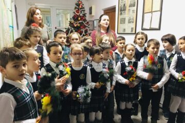Elevii clasei I de la Școala Primară ”Sf. Ioan cel Nou de la Suceava” au colindat miercuri redacția Monitorului de Suceava