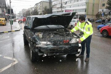 Autoturismul de teren a intrat în plin în taximetrul care vira spre stânga în intersecție