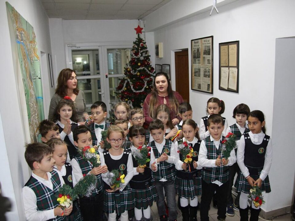 Elevii clasei I de la Școala Primară ”Sf. Ioan cel Nou de la Suceava” au colindat miercuri redacția Monitorului de Suceava