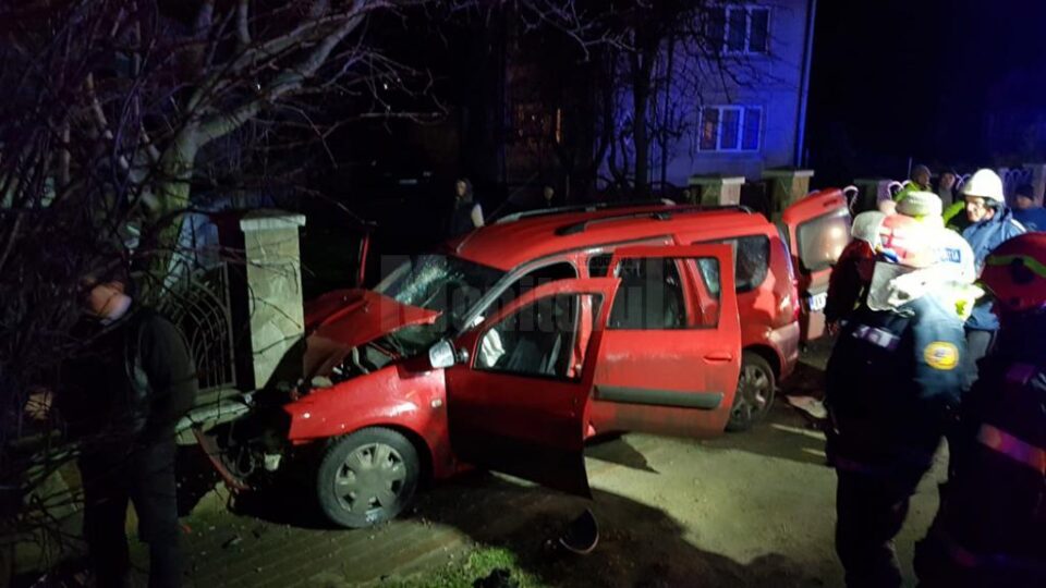 Autoturismul scăpat de sub control a intrat în coliziune cu un gard metalic