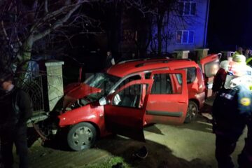 Autoturismul scăpat de sub control a intrat în coliziune cu un gard metalic