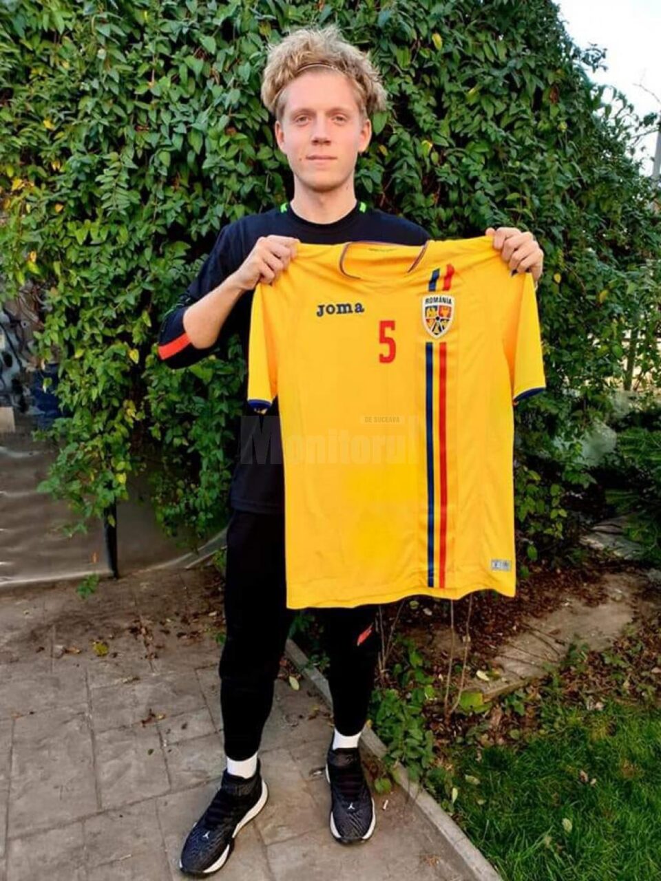 Ultimul tricou scos la licitație îi aparține internaționalului de juniori Laurențiu Hagiu Ultimul tricou scos la licitație îi aparține internaționalului de juniori Laurențiu Hagiu