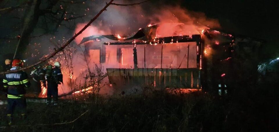 Flacarile au distrus casa batraneasca din satul Danila