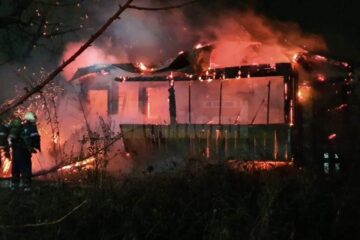 La sosirea echipajelor întreaga casă construită din lemn era cuprinsă de flăcări, intervenția de stingere fiind destul de dificilă