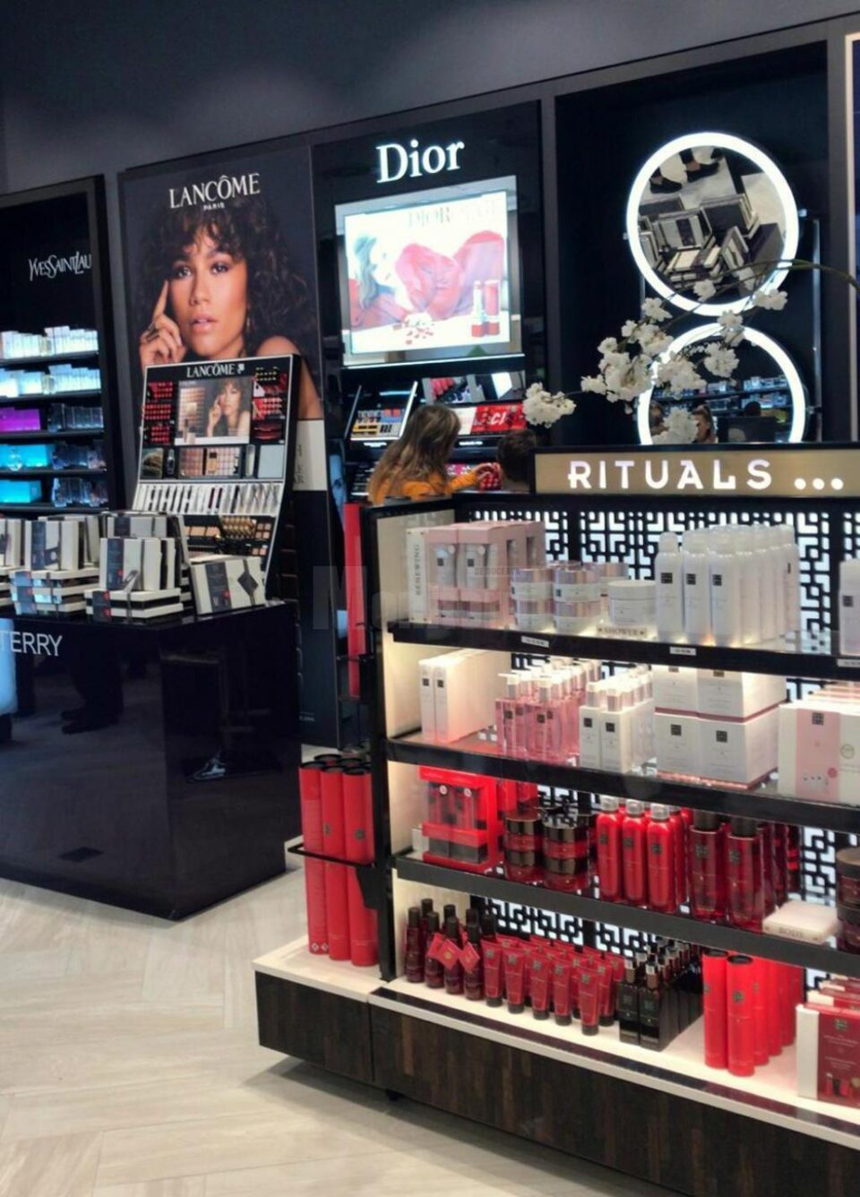 Primul magazin Douglas din Suceava s-a deschis în Iulius Mall