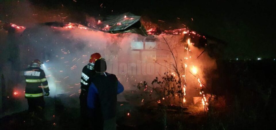 La sosirea echipajelor întreaga casă construită din lemn era cuprinsă de flăcări, intervenția de stingere fiind destul de dificilă