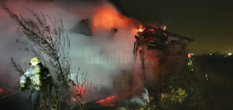 La sosirea echipajelor întreaga casă construită din lemn era cuprinsă de flăcări, intervenția de stingere fiind destul de dificilă