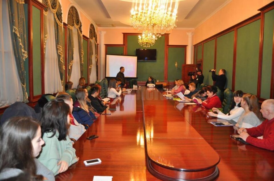 Cea de-a treia ediție a mesei rotunde „Interferențe lingvistice și culturale la Cernăuți și în lume”, la Lectoratul de limbă română al USV de la Cernăuți Cea de-a treia ediție a mesei rotunde „Interferențe lingvistice și culturale la Cernăuți și în lume”, la Lectoratul de limbă română al USV de la Cernăuți