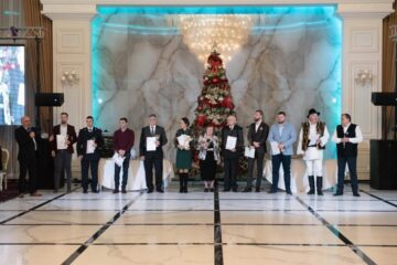 Laureații Ediției a VIII-a a Galei Monitorul "Top 10 Suceveni" (fără ÎPS Pimen, plecat mai devreme) - Foto: Artistul