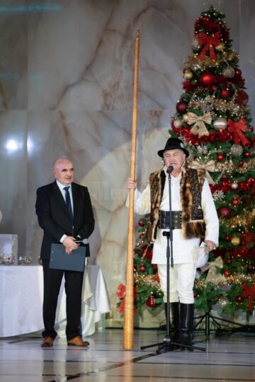 Creatorul de buciume Stelu Erhan și buciumașii de la poalele Rarăului - Foto Ema Motrescu