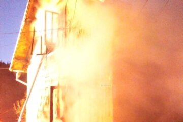 La sosirea pompierilor intreaga casa fusese cuprinsa de flacari