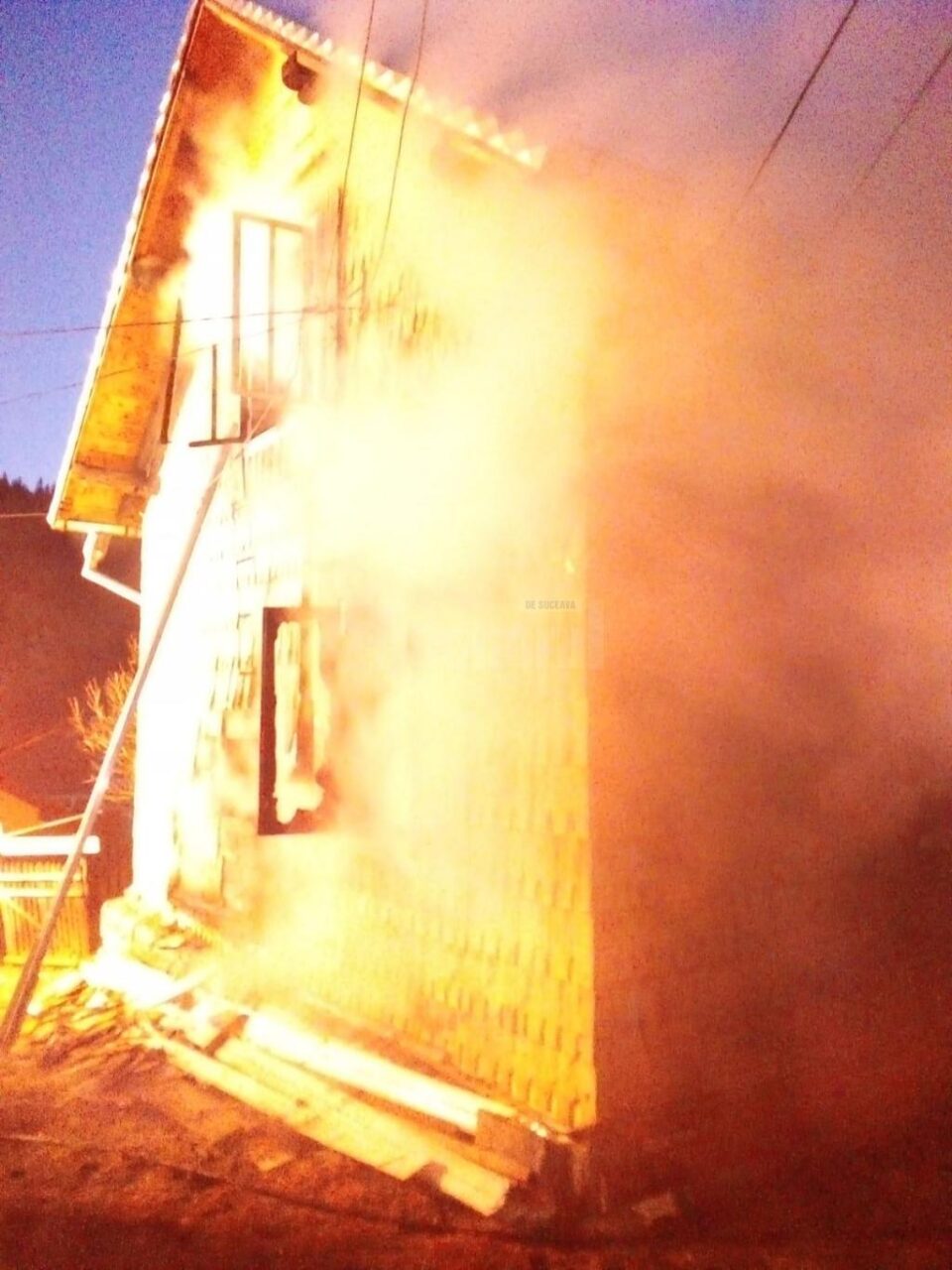La sosirea pompierilor intreaga casa fusese cuprinsa de flacari