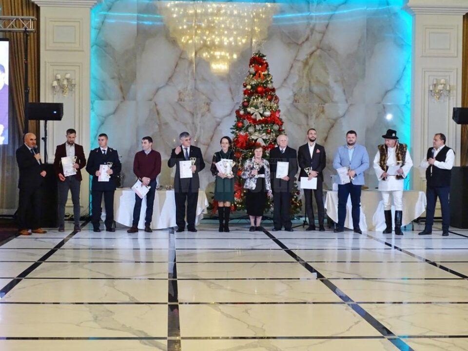 Laureații Ediției a VIII-a a Galei Monitorul "Top 10 Suceveni" (fără ÎPS Pimen, plecat mai devreme) - Foto: Cosmin Romega