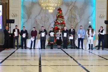 Laureații Ediției a VIII-a a Galei Monitorul "Top 10 Suceveni" (fără ÎPS Pimen, plecat mai devreme) - Foto: Cosmin Romega